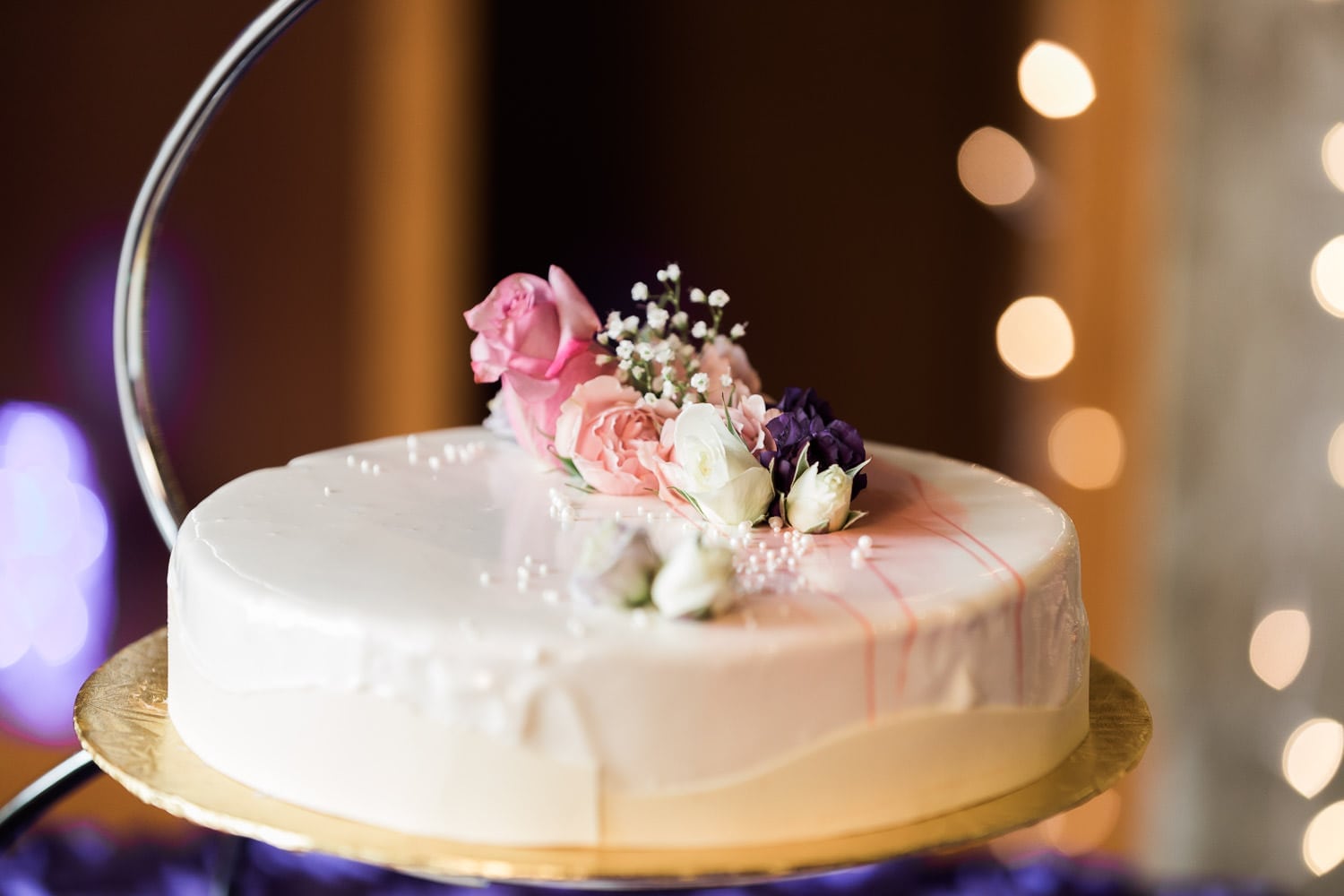 Wedding cake | Vancouver wedding photographer | Westwood Plateau Golf Club Wedding