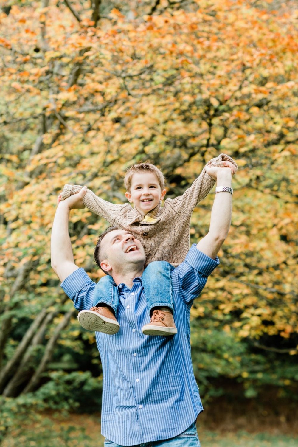 Family photo in Burnaby mountain park | Vancouver family photographer