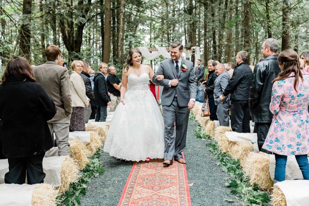 Bride and groom walking down the isle | Vancouver wedding photographer